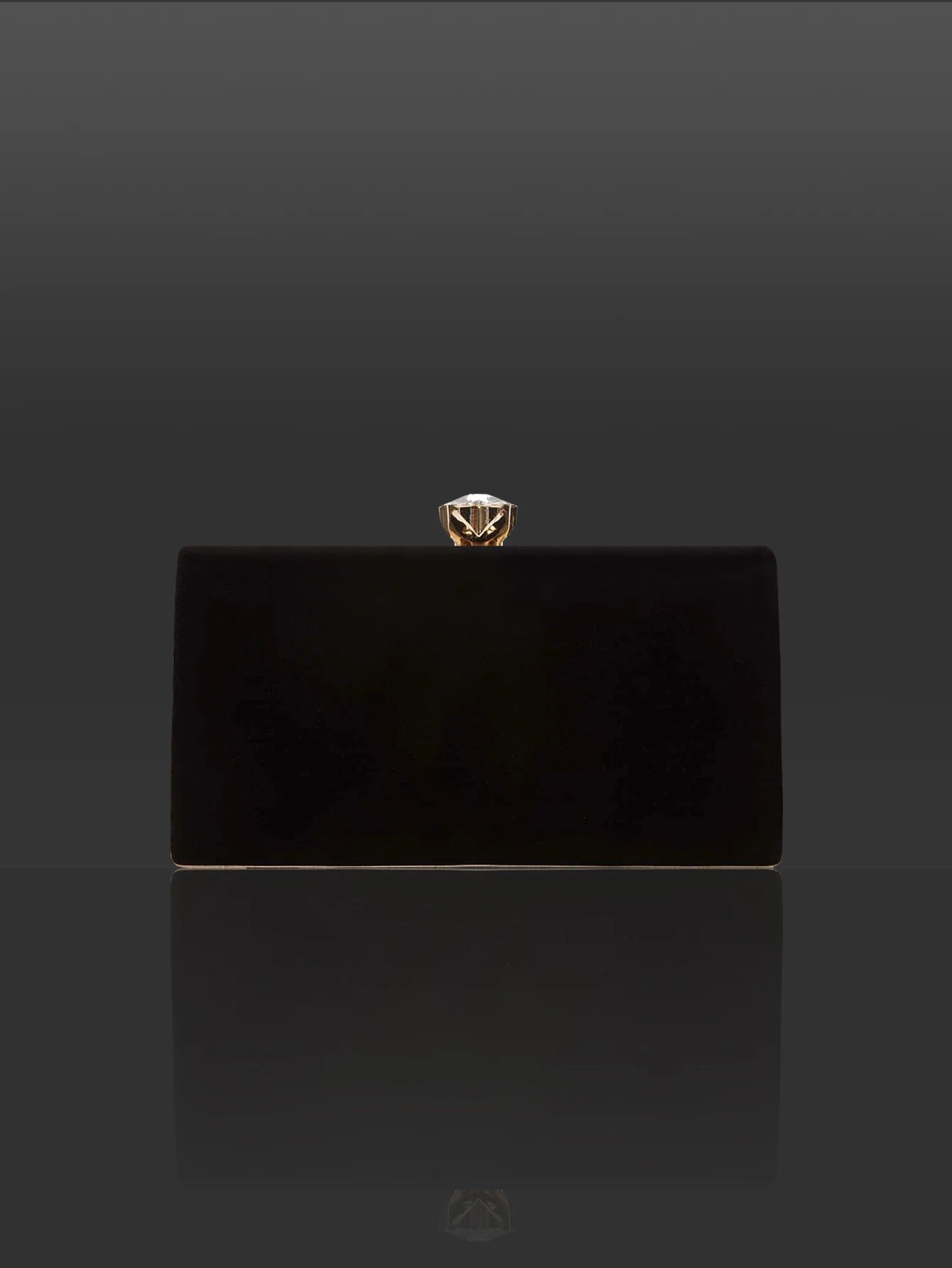 This elegant and luxurious clutch, paired with sparkling earrings, bracelets and necklaces, is the perfect gift for your friends