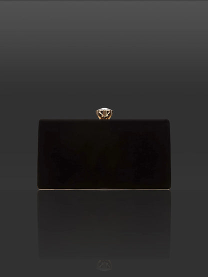 This elegant and luxurious clutch, paired with sparkling earrings, bracelets and necklaces, is the perfect gift for your friends