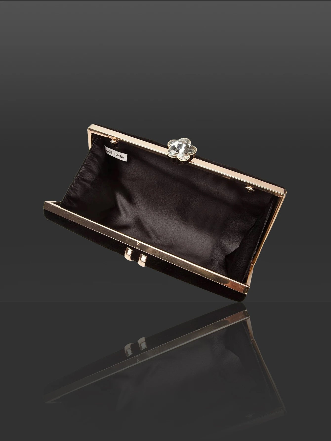 This elegant and luxurious clutch, paired with sparkling earrings, bracelets and necklaces, is the perfect gift for your friends