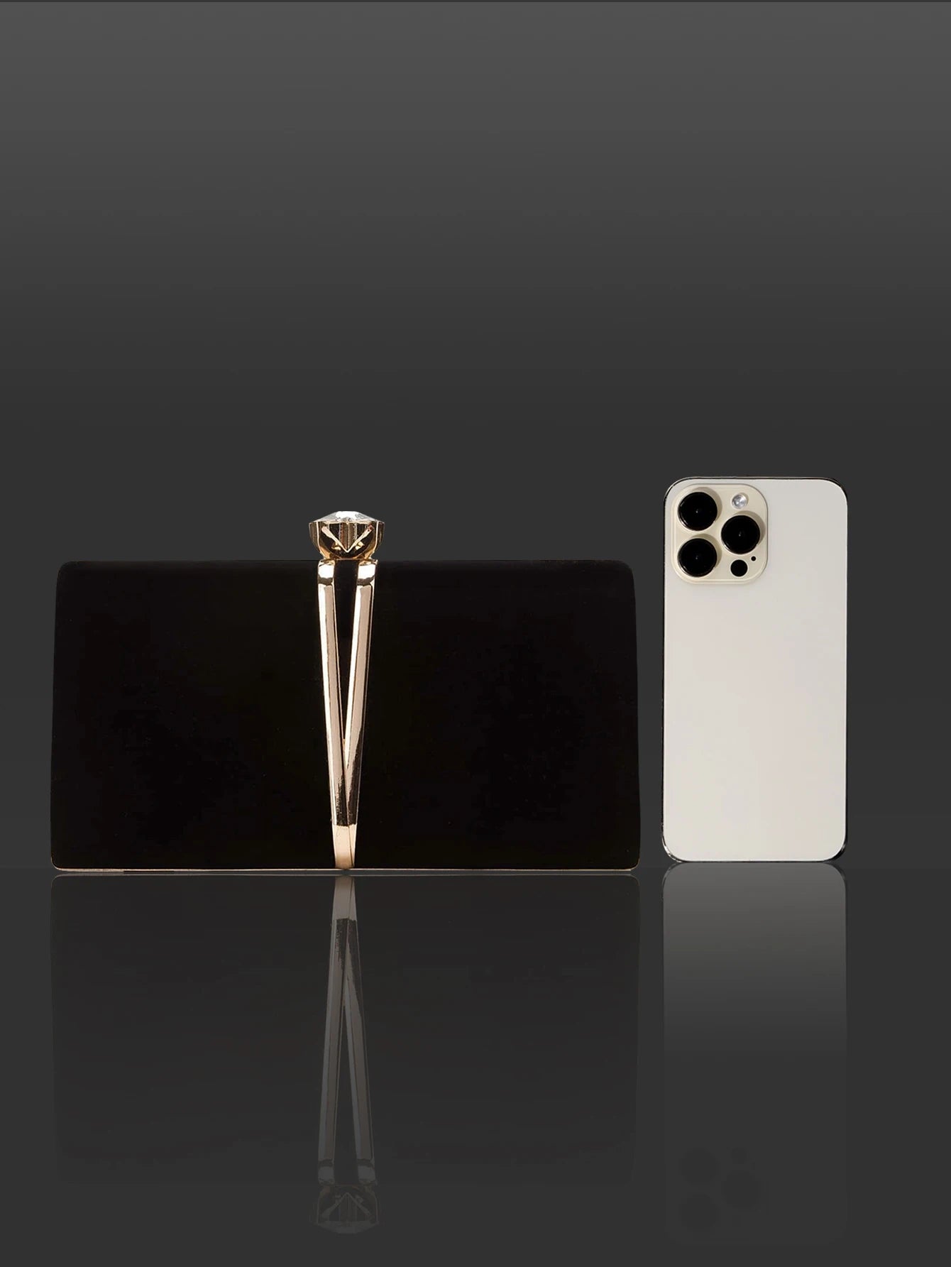 This elegant and luxurious clutch, paired with sparkling earrings, bracelets and necklaces, is the perfect gift for your friends