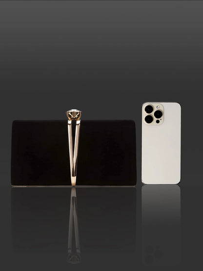 This elegant and luxurious clutch, paired with sparkling earrings, bracelets and necklaces, is the perfect gift for your friends